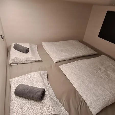 Cabin Hostel Хостел Любляна