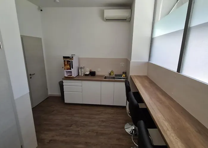 Cabin Hostel Хостел Любляна